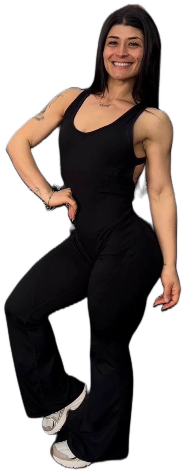 Maru Ayala sonriendo, con la mano en la cintura